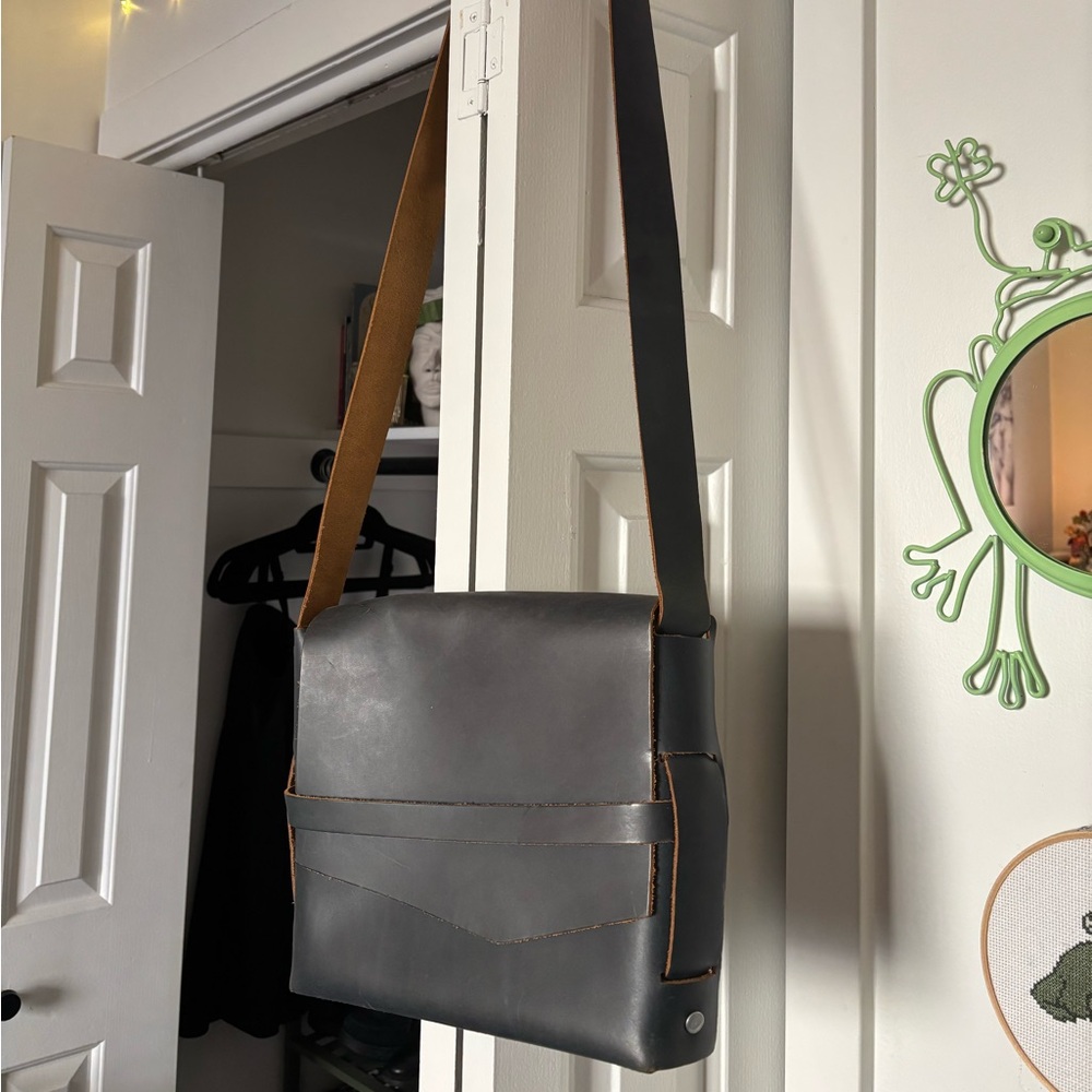 Stylish Black Leather Messenger Bag by Rustico
